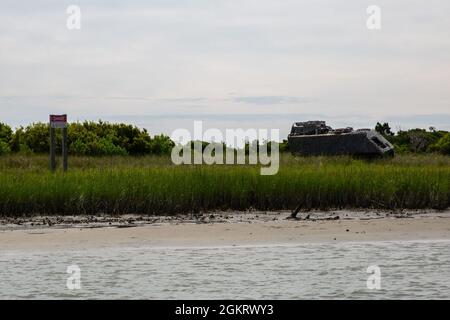 Ein gut sichtbarer Schild warnt die Menschen vor den potenziellen Gefahren auf Browns Island, North Carolina, 23. Juni 2021. Browns Island ist für alle Besucher nicht zugänglich, es sei denn, es ist für Trainingsübungen zugelassen. Militärpersonal, das die Insel erreicht, muss aufgrund der extremen Gefahren, die mit einem hochgefährlichen Aufprallgebiet verbunden sind, von EOD-Mitarbeitern begleitet werden. Stockfoto