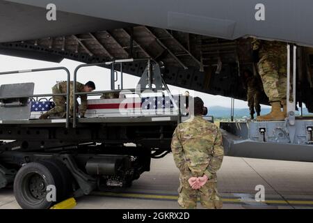 US Air Force Airmen vom 721. Aerial Port Squadron laden Transportfälle mit möglichen Überresten von nicht identifizierten Soldaten des Zweiten Weltkriegs auf ein C-17 Globemaster III Flugzeug auf dem Ramstein Air Base, Deutschland, 23. Juni 2021. Die Überreste werden von forensischen Anthropologen der Defense POW/MIA Accounting Agency auf mögliche Identifizierung untersucht. Die Mission der DPAA ist es, ihren Familien und der Nation die bestmögliche Rechenschaft über unser vermisstes Personal zu geben. Stockfoto