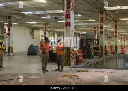 Capt. Mathew Mollet, Beauftragter und Mitarbeiter. Sgt. Jonathan Caraballo, Nachtschichtschiff NCO, diskutiert am 23. Juni 2021 den aktuellen Schiffsbetrieb an Bord des Liberty Passion-Charterschiffes, Port of Shuaiba, Kuwait Stockfoto