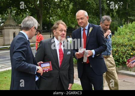 James Wild, Jerome Mayhew, Duncan Baker und John Hayes kommen und zeigen Unterstützung für den Protest der Norfolk-Gemeinde gegen die „Rettung des Queen Elizabeth-Krankenhauses“ im Old Palace Yard, London, Großbritannien, am 2021-09-15 Stockfoto