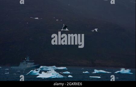 Die Besatzung des USCGC Maple (WLB 207) nimmt an einer Such- und Rettungsübung mit der HDMS Ejnar (P571) Teil, einem Patrouillenschiff der Königlichen Dänischen Marine der Knud Rasmussen-Klasse in Godthaab Fjord, Grönland, 23. Juni 2021. Die eingesetzten Streitkräfte demonstrierten die Fähigkeiten der US-Küstenwache, um die Kapazitäten und das Know-how der Partner in den Bereichen Suche und Rettung, Vorfallsmanagement und Reaktion auf die Meeresumwelt auszubauen. Diese Bemühungen festigen wichtige strategische Beziehungen und erreichen gleichzeitig gemeinsame dänische, grönländische und US-Ziele in der nordamerikanischen atlantischen Arktis und im Nordwestatlantik. Stockfoto