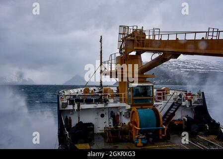 Die Besatzung des USCGC Maple (WLB 207) nimmt an der jährlichen gemeinsamen groß angelegten Übung Argus des dänischen Joint Arctic Command in Südgrönland Teil, 23. Juni 2021. Die eingesetzten Streitkräfte demonstrierten die Fähigkeiten der US-Küstenwache, um die Kapazitäten und das Know-how der Partner in den Bereichen Suche und Rettung, Vorfallsmanagement und Reaktion auf die Meeresumwelt auszubauen. Diese Bemühungen festigen wichtige strategische Beziehungen und erreichen gleichzeitig gemeinsame dänische, grönländische und US-Ziele in der nordamerikanischen atlantischen Arktis und im Nordwestatlantik. Stockfoto