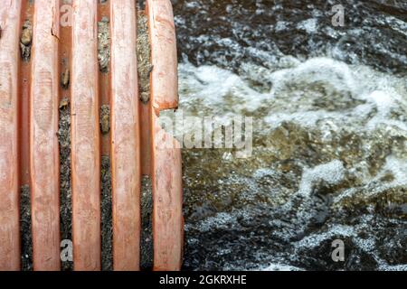 Aus einem großen flexiblen Rohr - Schlauch fließt ein Wasserstrom. Stockfoto