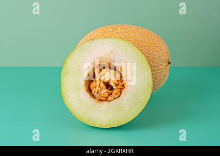 Melone de la Gaul teilte sich in zwei Hälften und zeigte die Samen. Gelbe Melone Stockfoto