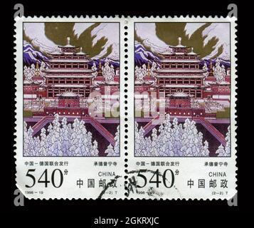 2 STÜCK IN China GEDRUCKTE STEMPELMARKEN ZEIGEN das Bild des Puning Tempels von 1998-19 in Chengde, um 1998. Stockfoto