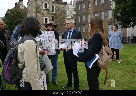 James Wild kommt und zeigt Unterstützung für den Protest der Norfolk-Gemeinde zur Rettung des Queen Elizabeth-Krankenhauses im Old Palace Yard, London, Großbritannien, am 2021-09-15 Stockfoto