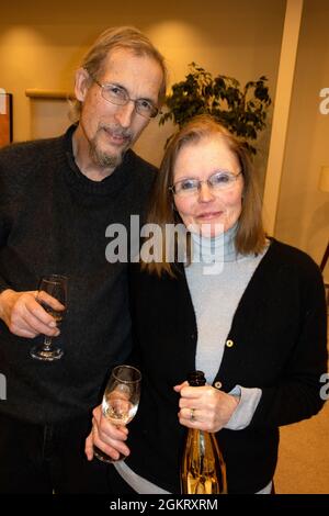 Academy Award Party mit einem Paar, das etwas Wein genießt. Chaska Minnesota, USA Stockfoto