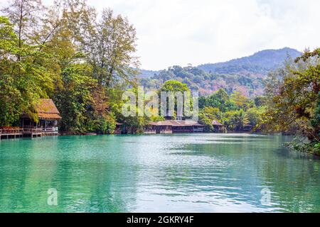 Nationalpark von Thailand, Häuser am Ufer des Flusses in den Tropen Stockfoto