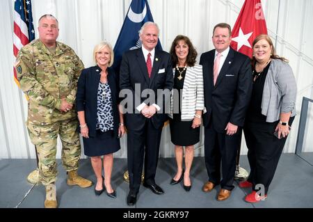 General Van McCarty, der Adjutant General von South Carolina, steht für ein Foto mit dem Gouverneur von South Carolina Henry McMaster und anderen angesehenen Gästen während einer Karriere- und Ressourcenmesse am 24. Juni 2021 auf dem State Fair Grounds in Columbia, South Carolina. Die Karrieremesse dient dazu, Dienstmitglieder und Familien mit lokalen Arbeitgebern, staatlichen Behörden und Organisationen, die militärische und erfahrene Dienste leisten, zu verbinden, um eine Beschäftigung zu gewinnen oder ihre Karriere voranzutreiben. Es ist auch eine Gelegenheit für Service-Mitglieder, die Bestellungen zur Unterstützung von COVID-19 Response ef aufgegeben haben Stockfoto