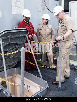 Chief Hospital Corpsman Ann Jones, eine technische Trainerin, die dem Officer Training Command Newport (OTCN), Rhode Island, zugewiesen wurde, beschreibt den zentralen Bereich der Schadenskontrolle am Nasstrainer des Naval Service Training Command (NSTC) Kommandanten Rear ADM. Jennifer Couture und NSTC Command Master Chief Rick Mengel, Juni 24. OTCN bietet vier Offizierstrainings an der Naval Station Newport an, darunter die Officer Candidate School, die Officer Development School, die Limited Duty Officer and Chief Warrant Officer Academy und das Naval Science Institute. Die OTCN entwickelt diese moralisch, geistig und körperlich Stockfoto