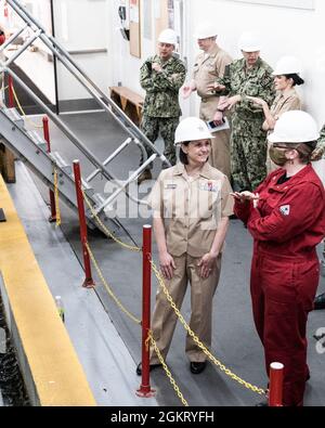 Chief Hospital Corpsman Ann Jones, eine technische Trainerin, die dem Officer Training Command Newport (OTCN), Rhode Island, zugewiesen wurde, beschreibt die Entwicklung des Trainings beim Nasstrainer zu Rear ADM. Jennifer Couture, Kommandant des Naval Service Training Command, Juni 24. OTCN bietet vier Offizierstrainings an der Naval Station Newport an, darunter die Officer Candidate School, die Officer Development School, die Limited Duty Officer and Chief Warrant Officer Academy und das Naval Science Institute. OTCN entwickelt diese zukünftigen Führungskräfte mit Charakter und Kompetenz moralisch, mental und physisch - einprägend Stockfoto