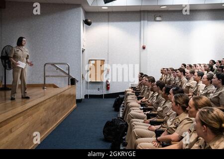 Hinterer Adm. Jennifer S. Couture, Kommandooffizier des Naval Service Training Command, spricht mit Schülerinnen mit der Officer Candidate School (OCS) und Officer Development School (ODS) beim Officer Training Command Newport (OTCN), Rhode Island, Juni 24. Die OCS entwickelt Zivilisten und Flottensegler moralisch, geistig und körperlich zu neu beauftragten Offizieren und verleiht ihnen höchste ideale an Ehre, Mut und Engagement, um Absolventen auf den Dienst in der Flotte als Marineoffiziere vorzubereiten. Stockfoto