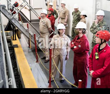 Chief Hospital Corpsman Ann Jones, eine technische Trainerin, die dem Officer Training Command Newport (OTCN), Rhode Island, zugewiesen wurde, beschreibt die Entwicklung des Trainings beim Nasstrainer zu Rear ADM. Jennifer Couture, Kommandant des Naval Service Training Command, Juni 24. OTCN bietet vier Offizierstrainings an der Naval Station Newport an, darunter die Officer Candidate School, die Officer Development School, die Limited Duty Officer and Chief Warrant Officer Academy und das Naval Science Institute. OTCN entwickelt diese zukünftigen Führungskräfte mit Charakter und Kompetenz moralisch, mental und physisch - einprägend Stockfoto