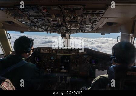 Japan Air Self-Defense Force Maj Sugiyama, links, und Capt Hattori, E-767 Airborne Warning and Control System Aircraft pilots, fliegt über Joint Base Elmendorf-Richardson, Alaska, 24. Juni 2021 während DER ROTEN FLAGGE-Alaska 21-2. Die RF-A-Übung konzentriert sich auf die Verbesserung der Kampfbereitschaft der US- und internationalen Streitkräfte und die Bereitstellung von Schulungen für Einheiten, die sich auf die Arbeit mit Expeditionstruppen in der Luft und im Weltraum vorbereiten. Sugiyama und Hattori sind beide dem 602. Squadron des japanischen Luftwaffenstützpunkts Hamamatsu zugeordnet. Stockfoto