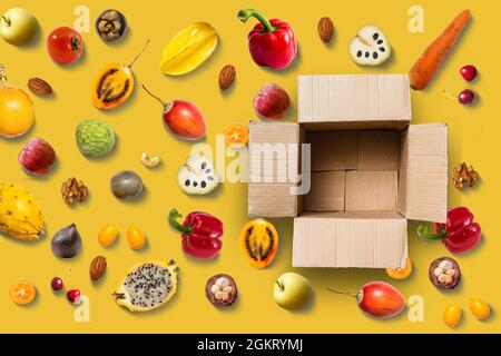 Frisches, schmackhaftes gesundes Obst, Gemüse, leere Schachtel, Sammelset, isoliert auf gelbem Hintergrund Stockfoto