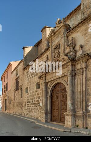 Kirche San Nicolas mit einem neoklassizistischen Portal in der Stadt Requena in der Provinz Valencia, Spanien, Europa Stockfoto