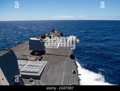 210624-N-CZ893-1054 PAZIFISCHER OZEAN (24. Juni 2021) der Lenkraketen-Zerstörer USS Howard (DDG 83) der Arleigh Burke-Klasse feuert seine Mark-45 5-Zoll-Waffe während einer Live-Feuerübung am 24. Juni 2021 ab. Howard führt derzeit routinemäßige Seeoperationen in der 3. Flotte der USA durch. Stockfoto