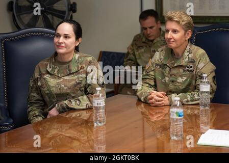 US Air Force Brig. Gen. Alice Trevino, Kommandantin des Air Force Installation Contracting Center, links und der US-Armee Brig. Gen. Christine Beeler, Kommandantin des Mission and Installation Contracting Command, rechts, hört zu, wie ein Team ihre Prozesse erklärt, um ein Übungsszenario während der Joint Force Contracting Übung zwischen den beiden Niederlassungen auf der Wright-Patterson Air Force Base, Ohio, am 24. Juni 2021 zu durcharbeiten. Mehr als 90 Mitarbeiter aus Wright-Patt und anderen Einrichtungen wie Fort Hood, Texas, Shaw AFB, South Carolina, Fort Bragg, North Carolina und der Joint Base San Antonio, Texas, waren in Stockfoto