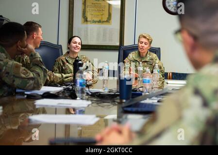 US Air Force Brig. Gen. Alice Trevino, Kommandantin des Air Force Installation Contracting Center, links und der US-Armee Brig. Gen. Christine Beeler, Kommandantin des Mission and Installation Contracting Command, rechts, beantwortet Fragen eines Contracting-Teams während der Vertragsübung der Joint Force zwischen den beiden Niederlassungen auf dem Luftwaffenstützpunkt Wright-Patterson, Ohio, 24. Juni 2021. Mehr als 90 Mitarbeiter aus Wright-Patt und anderen Einrichtungen wie Fort Hood, Texas, Shaw AFB, South Carolina, Fort Bragg, North Carolina und der Joint Base San Antonio, Texas, waren an der Planung, Bewertung, an, beteiligt Stockfoto