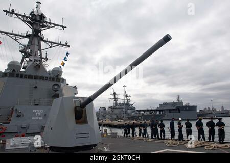 210624-N-HS117-1138 SAN DIEGO (24. Juni 2021) der Lenkrakenzerstörer USS Pinckney (DDG 91) startet am 24. Juni. Die Pinckney führt derzeit Routineoperationen in der 3. US-Flotte durch. Stockfoto