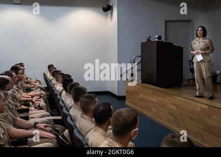 Hinterer Adm. Jennifer Couture, Kommandant des Naval Service Training Command, spricht mit Studenten der Officer Candidate School (OCS) der Klasse 13-21 am Officer Training Command Newport (OTCN), Rhode Island, Juni 24. Die OCS entwickelt Zivilisten und Flottensegler moralisch, geistig und körperlich zu neu beauftragten Offizieren und verleiht ihnen höchste ideale an Ehre, Mut und Engagement, um Absolventen auf den Dienst in der Flotte als Marineoffiziere vorzubereiten. Stockfoto