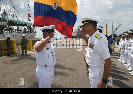 210624-N-DB801-0453 MAYPORT, Fla. – (24. Juni 2021) – ADM hinten. Don Gabrielson, Kommandant des U.S. Naval Forces Southern Command/U.S. 4. Flotte, rechts, begrüßt Kapitän Jesus Herney Gonzalez Bohorquez, Kommandeur des kolumbianischen Marine-Trainingsschiffs ARC Gloria, nachdem er am 24. Juni 2021 zur Marinestation Mayport für einen planmäßigen Hafenbesuch eingefahren war. Während des Aufenthalts im Hafen wird die Besatzung von Gloria mit lokalen Militärführern und der lokalen Gemeinschaft zusammenarbeiten, um die Beziehungen und die Partnerschaft zwischen den Vereinigten Staaten und der kolumbianischen Marine zu stärken. Stockfoto