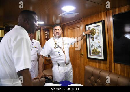 210624-N-DB801-0549 MAYPORT, Florida – (24. Juni 2021) – Kommandomeister Robert Florentino, U.S. Naval Forces Southern Command/U.S. 4. Flotte, links, besucht das Trainingsschiff ARC Gloria der kolumbianischen Marine mit dem Mate Isaac Jaramillo von Chief Boatswain, einem Segler, der Gloria zugewiesen wurde, nachdem er am 24. Juni 2021 zur Marinestation Mayport für einen planmäßigen Hafenbesuch eingefahren war. Während des Aufenthalts im Hafen wird die Besatzung von Gloria mit lokalen Militärführern und der lokalen Gemeinschaft zusammenarbeiten, um die Beziehungen und die Partnerschaft zwischen den Vereinigten Staaten und der kolumbianischen Marine zu stärken. Stockfoto