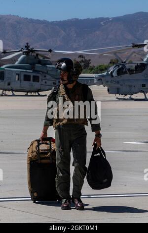 Ein US-Marine mit Marine Light Attack Helicopter Squadron 369, Marine Aircraft Group 39, 3rd Marine Aircraft Wing, spaziert entlang der Fluglinie am Marine Corps Air Station Camp Pendleton, Kalifornien, 24. Juni 2021. Die Marineinfanteristen mit HMLA-369 kehrten mit dem 11. Marine-Regiment von der integrierten Vorbereitungstraining in der Marine Corps Air Station Yuma, Arizona, zurück. Die Schulung basierte auf dem vorläufigen Handbuch für Expeditionary Advanced Base Operations. Das MCAS Camp Pendleton betreibt und unterhält einen sicheren Flugplatz, um I Marine Expeditionary Force, Marine Corps Base Camp Pendleton Ten zu unterstützen Stockfoto