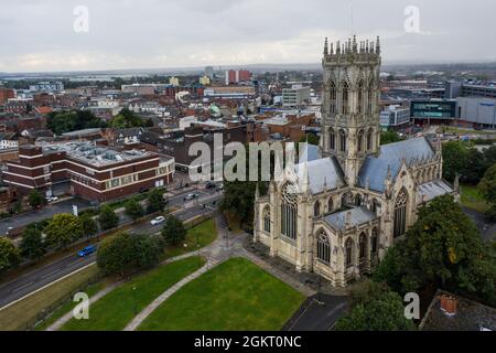 DONCASTER, GROSSBRITANNIEN - 10. SEPTEMBER 2021. Eine Luftaufnahme der Doncaster Minster Church of St. George Stockfoto