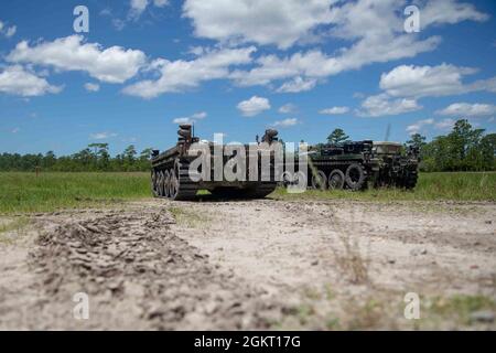 US-Marineinfanteristen mit 1. Bataillon, 2d Marine Regiment (1/2), 2D Marine Division, Proben die Manövrierung eines Expeditionary Modular Autonomous Vehicle (EMAV) während einer Trainingsveranstaltung auf Camp Lejeune, N.C., 24. Juni 2021. Ziel dieser Schulung ist es, einem unterstützten Kommandanten der Einheit elektronische Kriegsdienste zu leisten. Der EMAV ist ein hochmobiles und vollständig autonomes Bodenfahrzeug mit einer Nutzlast von 7,200 Pfund. Stockfoto