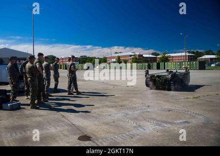 US-Marineinfanteristen mit 1. Bataillon, 2d Marine Regiment (1/2), 2D Marine Division, üben die Manövriertechniken eines Expeditionary Modular Autonomous Vehicle (EMAV) während einer Trainingsveranstaltung auf Camp Lejeune, N.C., 24. Juni 2021. Ziel dieser Schulung ist es, einem unterstützten Kommandanten der Einheit elektronische Kriegsdienste zu leisten. Der EMAV ist ein hochmobiles und vollständig autonomes Bodenfahrzeug mit einer Nutzlast von 7,200 Pfund. Stockfoto