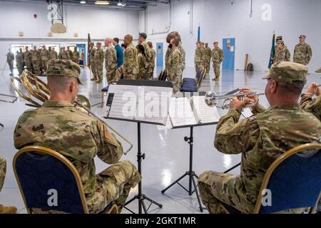 Mitglieder der 229. Armee-Band der Maryland National Guard treten während der 58. Expeditionary Military Intelligence Brigade zum Befehlswechsel in Towson, Maryland, am 24. Juni 2021 auf. Der Wechsel der Befehlszeremonie ist eine Tradition, die Autorität und Verantwortung an den neuen Kommandanten oder das neue Kommandoteam überträgt. Stockfoto