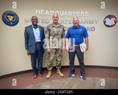 Brig. General Robert S. Cooley Jr., Stabschef des US Army Reserve Command, posiert für ein Foto mit Army Emergency Relief Leadership pensionierter LT. General Raymond V. Mason und pensionierter Command Sgt. Maj. Charles E. Durr beim Hauptquartier des U.S. Army Reserve Command in Fort Bragg, North Carolina, 24. Juni 2021, um zu diskutieren, wie die Army Reserve bei den zukünftigen Bemühungen von AER helfen kann. Army Emergency Relief wurde 1942 von dem Kriegsminister Henry Stimson und dem Generalstabschef General George Marshall gegründet. Die AER, die mit der Entlastung der Streitkräfte in finanzieller Hinsicht beauftragt ist, dient den dauerhaften Prioritäten des Secre Stockfoto