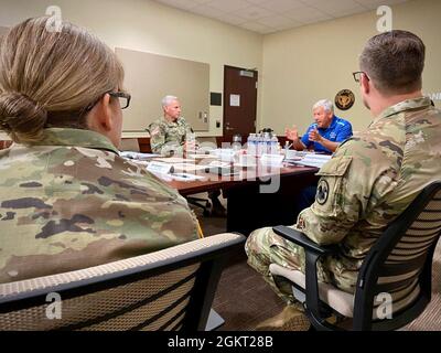 Brig. General Robert S. Cooley jr., Stabschef des US Army Reserve Command, spricht mit LT. General Raymond V. Mason, pensionierter Army Emergency Relief Führung, am 24. Juni 2021, im Hauptquartier des US Army Reserve Command in Fort Bragg, North Carolina, um zu diskutieren, wie die Army Reserve bei den zukünftigen Bemühungen von AER helfen kann. Army Emergency Relief wurde 1942 von dem Kriegsminister Henry Stimson und dem Generalstabschef General George Marshall gegründet. Die AER ist mit der Entlastung der Streitkräfte durch übermäßigen finanziellen Stress beworfen und dient den anhaltenden Prioritäten des Sekretärs und Stabschefs der US-Armee. Stockfoto