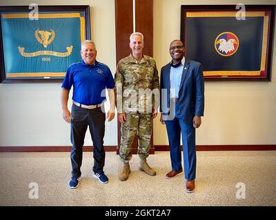 Brig. General Robert S. Cooley Jr., Stabschef des US Army Reserve Command, posiert für ein Foto mit Army Emergency Relief Leadership pensionierter LT. General Raymond V. Mason und pensionierter Command Sgt. Maj. Charles E. Durr beim Hauptquartier des U.S. Army Reserve Command in Fort Bragg, North Carolina, 24. Juni 2021, um zu diskutieren, wie die Army Reserve bei den zukünftigen Bemühungen von AER helfen kann. Army Emergency Relief wurde 1942 von dem Kriegsminister Henry Stimson und dem Generalstabschef General George Marshall gegründet. Die AER, die mit der Entlastung der Streitkräfte in finanzieller Hinsicht beauftragt ist, dient den dauerhaften Prioritäten des Secre Stockfoto