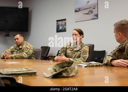 US Air Force Chief Master Sgt. Kiera Daniels, Zentrum, erster Sergeant des Air Mobility Command, spricht während einer Gruppendiskussion mit einem Teil des ersten Sergeant’s Council der Travis Air Force Base beim 821. Kontingency Response Squadron am 24. Juni 2021 auf der Travis AFB, Kalifornien. Daniels wurde mit einer Zusammenfassung der einzigartigen Missionsfähigkeiten, der Herausforderungen bei der Ausfallsicherheit und der jüngsten Erfolge und Höhepunkte der Staffel unterrichtet. Stockfoto