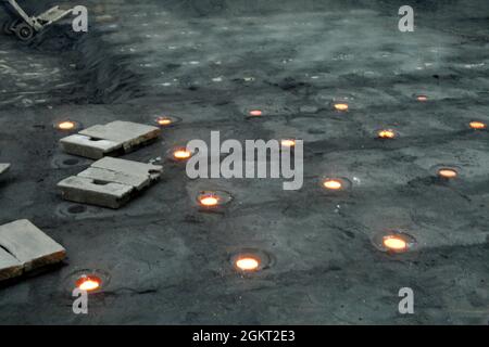 Stahlwerk. Flüssiges Metall in Formen. Stockfoto