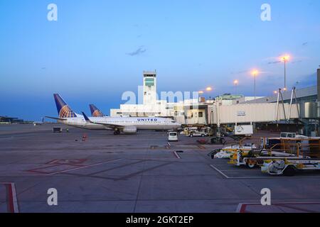 DENVER, CO -10 APR 2021- Ansicht eines Flugzeugs von United Airlines (UA) am Denver International Airport, oder DIA (DEN). Stockfoto