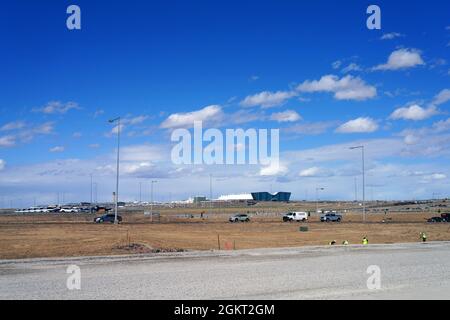 DENVER, CO -10 APR 2021- Blick auf den Denver International Airport, oder DIA (DEN), einem wichtigen Drehkreuz für United Airlines und Frontier Airlines am Stockfoto