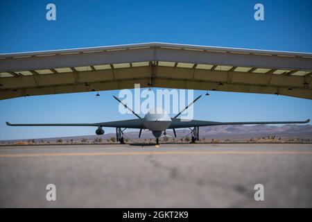 Ein unbemanntes General Atomics MQ-20 Avenger-Fahrzeug bereitet sich auf den Start auf dem Flugplatz El Mirage, Kalifornien, vor. 24. Juni 2021. Das Skyborg-Team führte einen mehrstündigen Flugtest des Skyborg Autonomy Core Systems an Bord des unbemannten General Atomics MQ-20 Avenger während der Orange Flag 21-2 der Edwards Air Force Base durch. Stockfoto