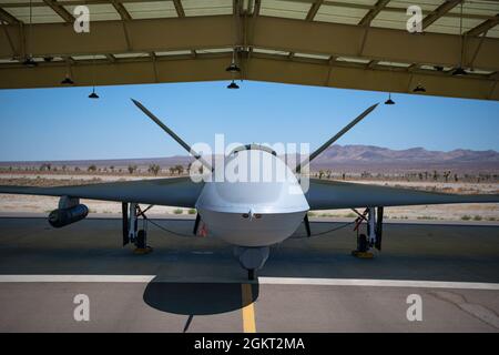 Ein unbemanntes General Atomics MQ-20 Avenger-Fahrzeug bereitet sich auf dem Flugplatz El Mirage, Kalifornien, auf das Taxi vor. 24. Juni 2021. Die MQ-20 Avenger wurde während der Orange Flag 21-2 der Edwards Air Force Base geflogen. Stockfoto