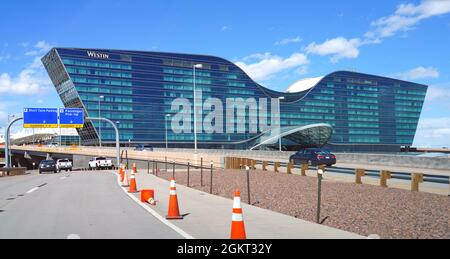 DENVER, CO -10 APR 2021 - Außenansicht des Westin Hotels am Jeppesen Terminal mit weißem Zeltdach am Denver International Airport, oder DIA (DEN) Stockfoto