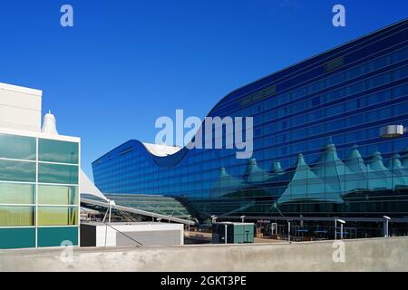 DENVER, CO -10 APR 2021- Außenansicht des Jeppesen Terminals mit weißem Zeltdach am Denver International Airport, oder DIA (DEN) am Fuß Stockfoto