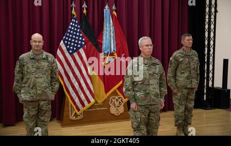 Brig. General Gregory J. Brady, kommandierender General des 10. Armee-Luft- und Raketenabwehrkommandos, Chief Warrant Officer 5 Anson Seebeck, ausscheidender Chief Warrant Officer des 10. AAMDC und Chief Warrant Officer 4 Wesley „Mark“ Dohogn, Incoming Command Chief Warrant Officer steht während einer Zeremonie zur Änderung der Charta am 24. Juni 2021. Stockfoto