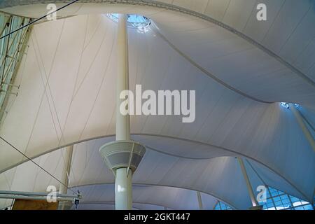 DENVER, CO -10 APR 2021- Innenansicht des Jeppesen Terminals mit weißem Zeltdach am Denver International Airport, oder DIA (DEN). Stockfoto