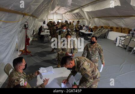 Soldaten der US-Armee, die dem Team der Personalabteilung des Expeditionary Sustainment Command Human Resources Operations und der Regierung von Guam zugewiesen wurden, führen auf der Andersen Air Force Base, Guam, 24. Juni 2021, Theater-Gateway-Empfangs-, Staging-, Weiterbewegungs- und Integrationsoperationen durch. Soldaten aus Alaska, Arizona, Hawaii, Virginia, Texas, Und der Staat Washington reiste zur AAFB, um an der Übung Forager 21 teilzunehmen. Stockfoto