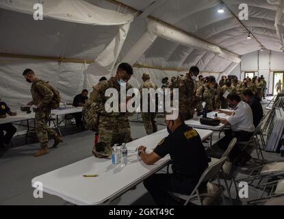 Soldaten der US-Armee, die dem Team der Personalabteilung des Expeditionary Sustainment Command Human Resources Operations und der Regierung von Guam zugewiesen wurden, führen auf der Andersen Air Force Base, Guam, 24. Juni 2021, Theater-Gateway-Empfangs-, Staging-, Weiterbewegungs- und Integrationsoperationen durch. Soldaten aus Alaska, Arizona, Hawaii, Virginia, Texas, Und der Staat Washington reiste zur AAFB, um an der Übung Forager 21 teilzunehmen. Stockfoto