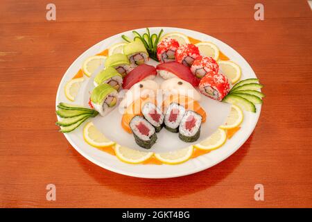 Gemischtes Sushi-Tablett mit Blauflossen-Thunfisch-Maki, Surimi Uramaki mit Avocado, Lachs-Nigiri, Blauflossen-Thunfisch und Butterfisch sowie Uramaki california Roll Stockfoto