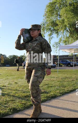 FORT GEORGE G. MEADE, MD. – SPC. Emily Sheets, Eine Kompanie, 742. Militärgeheimdienstbataillon, trägt einen 20-Pfund-Sandsack um das Paradefeld bei einer Veranstaltung, bei der die „2021 Tribute to the Fallen“-Organisatoren „Weight of the Fallen“ genannt werden, um das Gewicht auszudrücken, das alle Dienstmitglieder nach dem Verlust ihrer gefallenen Kameraden tragen. Stockfoto