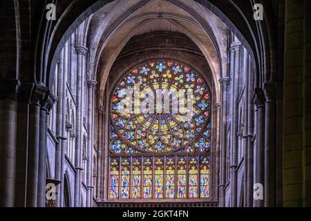 Innenraum und Rosettenfenster der Kathedrale St Vincent, Saint Malo, Bretagne, Frankreich | Innenansicht der Kathedrale von Saint-Malo mit der Rose wi Stockfoto